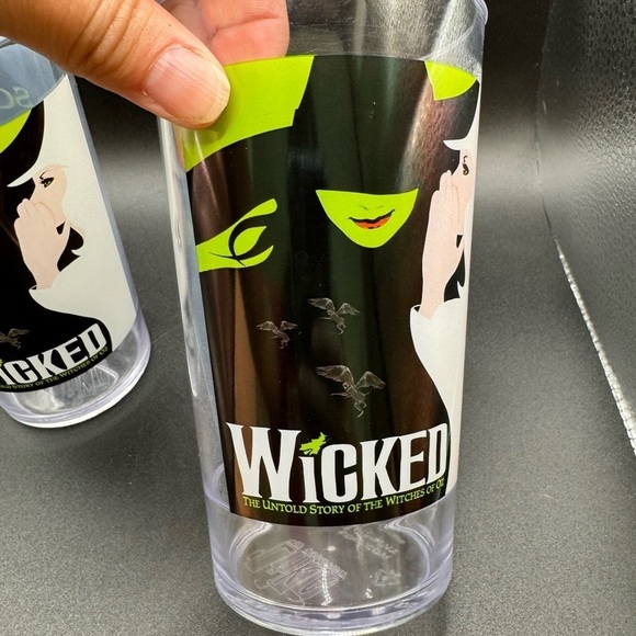 Set of 2 Broadway’s Wicked the Musical Souvenir Plastic Cups (no lids) 16 fl oz - Picture 4 of 7